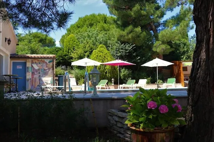 Guest house Domaine Des Gendalis Proche Avignon Hotel Saint-Saturnin-les-Avignon France